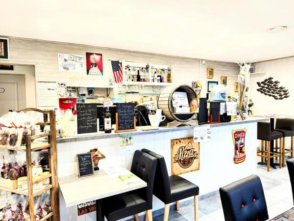 Murs commerciaux d'un restaurant, bar et sa belle terrasse ensoleillée proche du centre