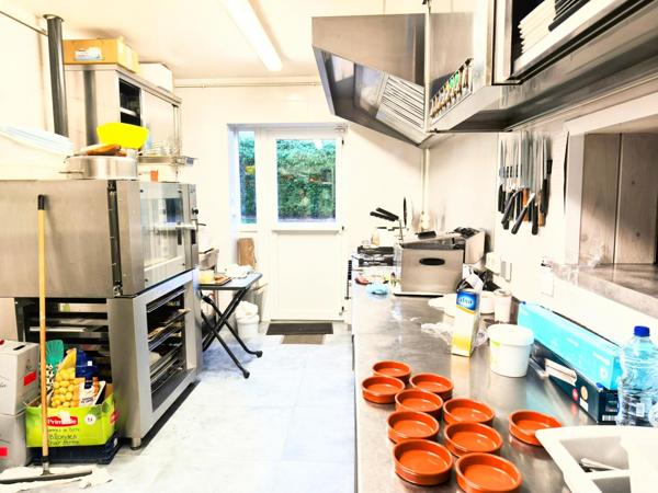 Murs commerciaux d'un restaurant, bar et sa belle terrasse ensoleillée proche du centre