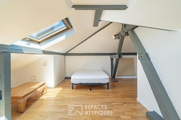 Maison de caractère à la rénovation contemporaine avec piscine et vue dégagée