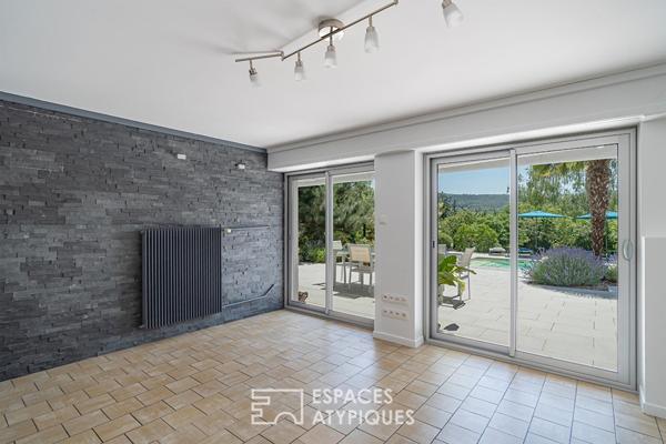 Maison de caractère à la rénovation contemporaine avec piscine et vue dégagée