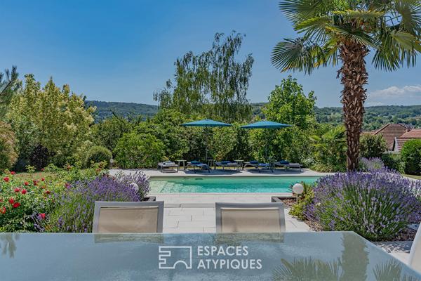 Maison de caractère à la rénovation contemporaine avec piscine et vue dégagée