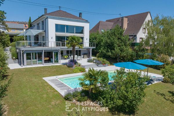 Maison de caractère à la rénovation contemporaine avec piscine et vue dégagée