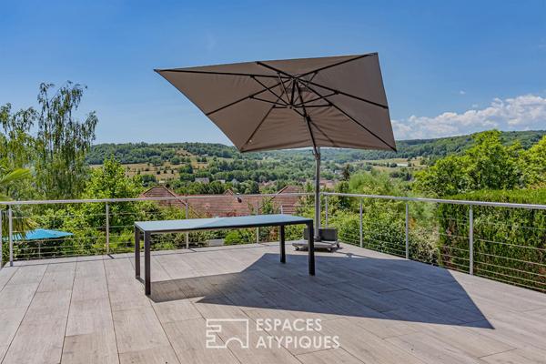 Maison de caractère à la rénovation contemporaine avec piscine et vue dégagée