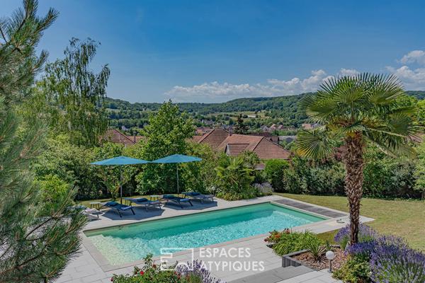 Maison de caractère à la rénovation contemporaine avec piscine et vue dégagée