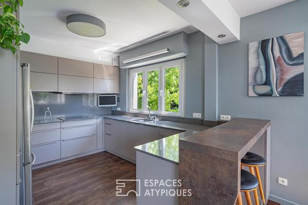 Maison de caractère à la rénovation contemporaine avec piscine et vue dégagée