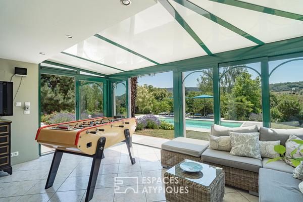 Maison de caractère à la rénovation contemporaine avec piscine et vue dégagée