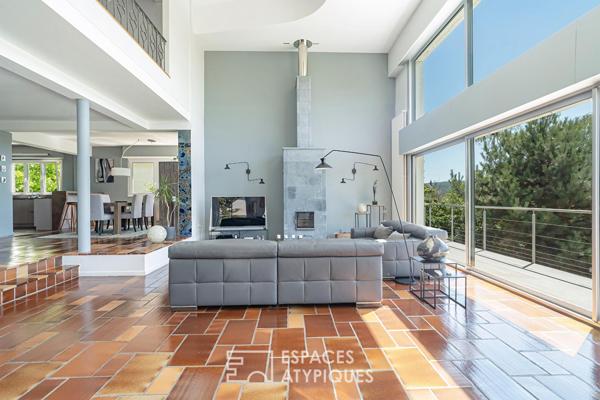 Maison de caractère à la rénovation contemporaine avec piscine et vue dégagée