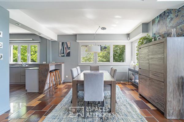 Maison de caractère à la rénovation contemporaine avec piscine et vue dégagée