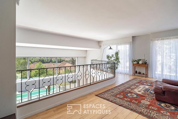 Maison de caractère à la rénovation contemporaine avec piscine et vue dégagée