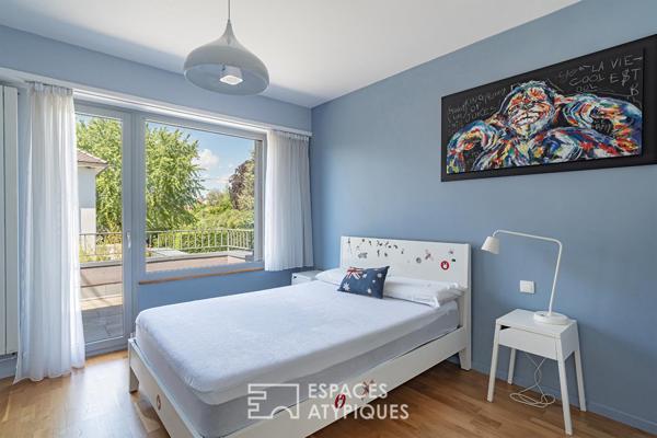 Maison de caractère à la rénovation contemporaine avec piscine et vue dégagée