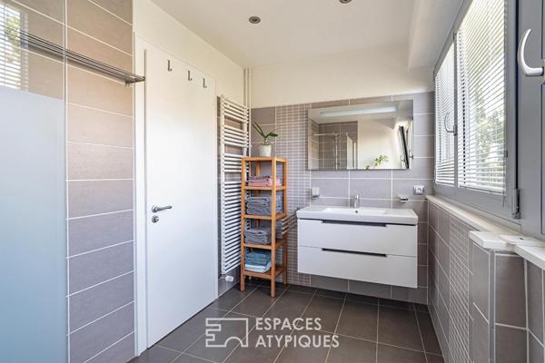 Maison de caractère à la rénovation contemporaine avec piscine et vue dégagée