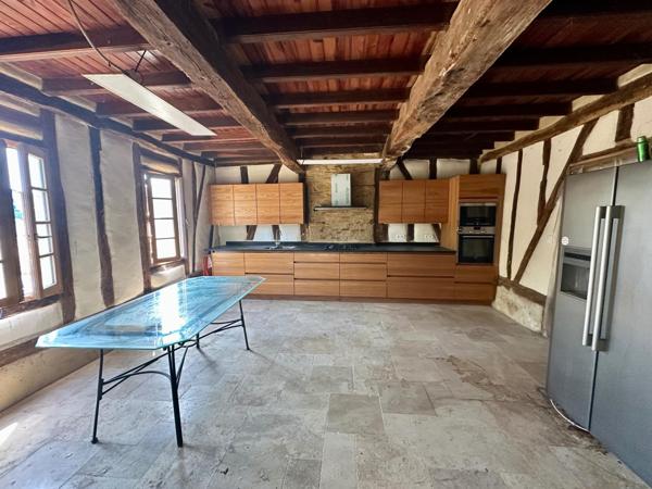 Magnifique corps de ferme de 390m² sur un terrain de plus de 26 hectares avec nombreuses dépendances.