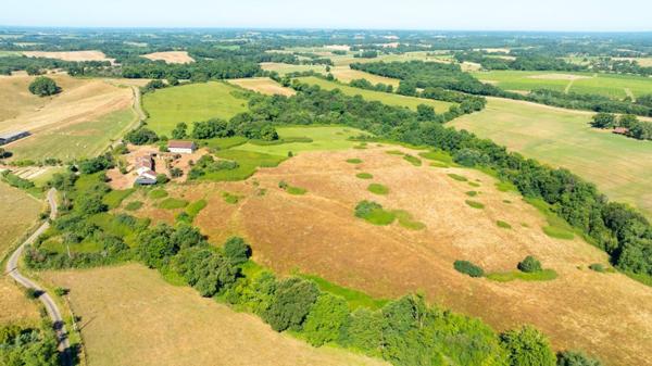 Magnifique corps de ferme de 390m² sur un terrain de plus de 26 hectares avec nombreuses dépendances.