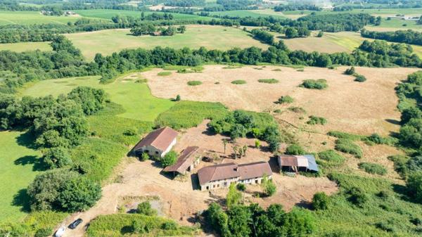 Magnifique corps de ferme de 390m² sur un terrain de plus de 26 hectares avec nombreuses dépendances.
