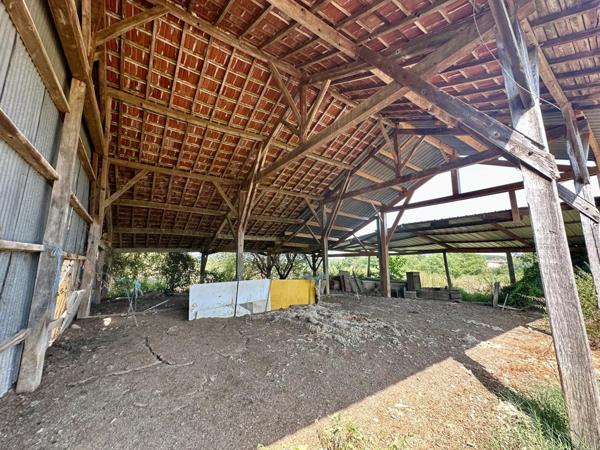 Magnifique corps de ferme de 390m² sur un terrain de plus de 26 hectares avec nombreuses dépendances.