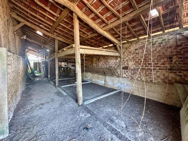 Magnifique corps de ferme de 390m² sur un terrain de plus de 26 hectares avec nombreuses dépendances.