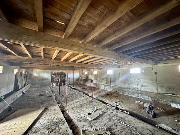 Magnifique corps de ferme de 390m² sur un terrain de plus de 26 hectares avec nombreuses dépendances.