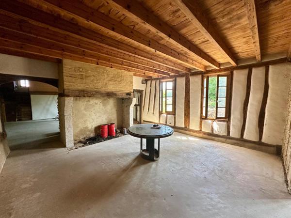 Magnifique corps de ferme de 390m² sur un terrain de plus de 26 hectares avec nombreuses dépendances.