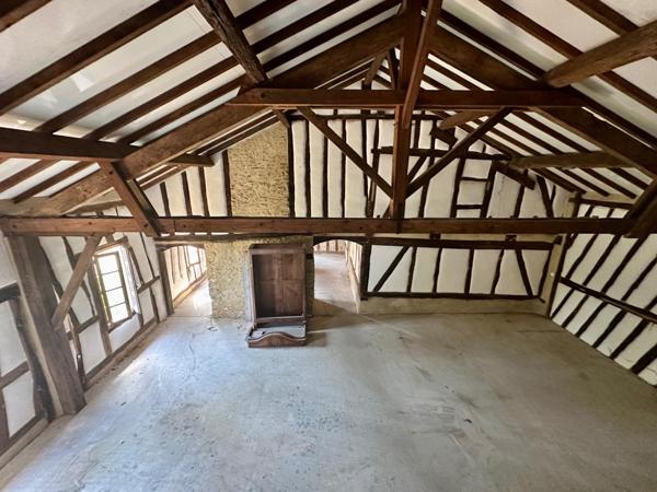 Magnifique corps de ferme de 390m² sur un terrain de plus de 26 hectares avec nombreuses dépendances.