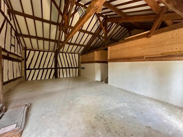 Magnifique corps de ferme de 390m² sur un terrain de plus de 26 hectares avec nombreuses dépendances.