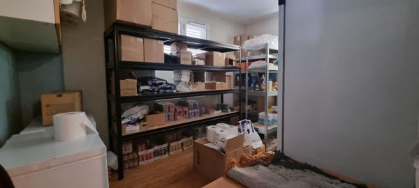 Immeuble composé d'un Local commercial avec un appartement au dessus proche de la gare d'Etampes loué 1559.57 € / mois.