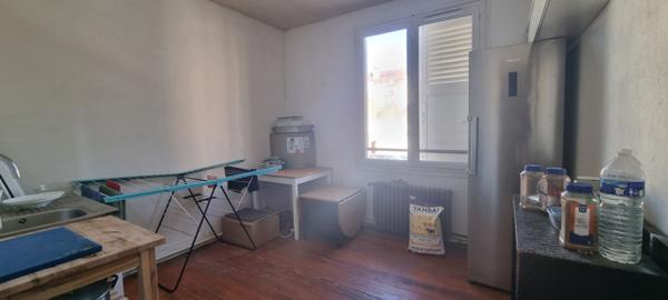 Immeuble composé d'un Local commercial avec un appartement au dessus proche de la gare d'Etampes loué 1559.57 € / mois.