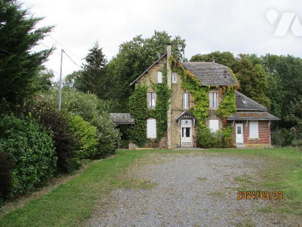 VOUZIERS, une maison d'habitation de caractère sur un terrain de 3 671 m².