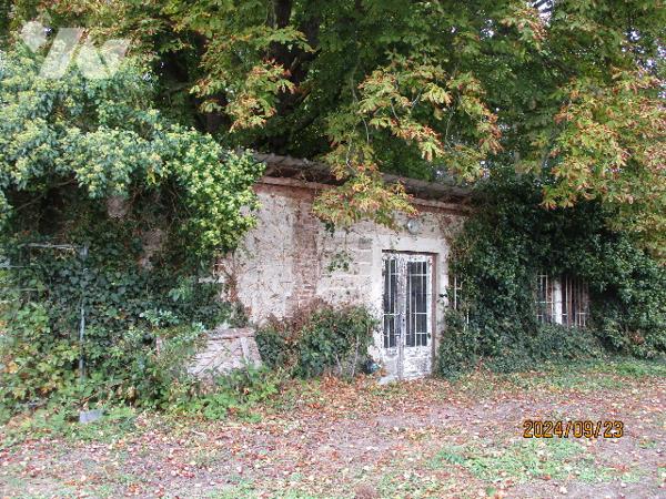 VOUZIERS, une maison d'habitation de caractère sur un terrain de 3 671 m².