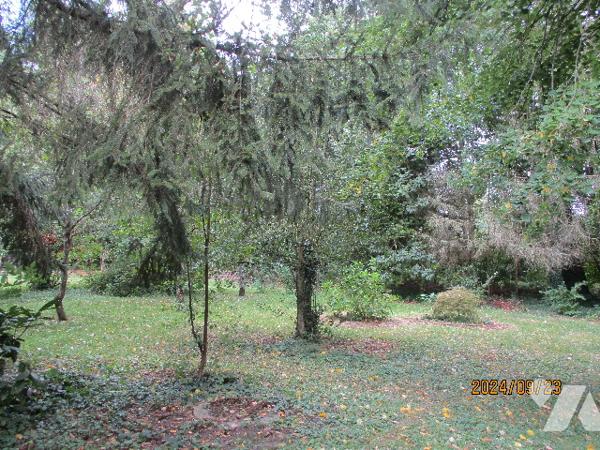 VOUZIERS, une maison d'habitation de caractère sur un terrain de 3 671 m².