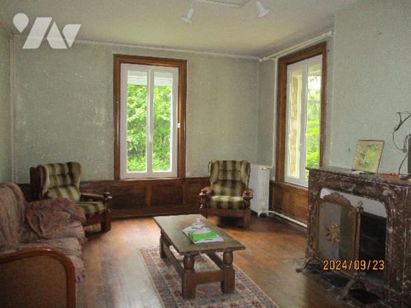 VOUZIERS, une maison d'habitation de caractère sur un terrain de 3 671 m².