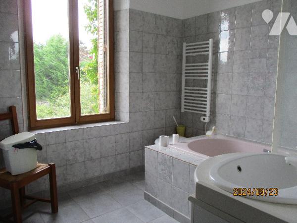 VOUZIERS, une maison d'habitation de caractère sur un terrain de 3 671 m².