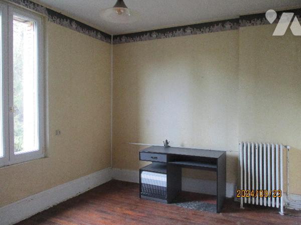 VOUZIERS, une maison d'habitation de caractère sur un terrain de 3 671 m².