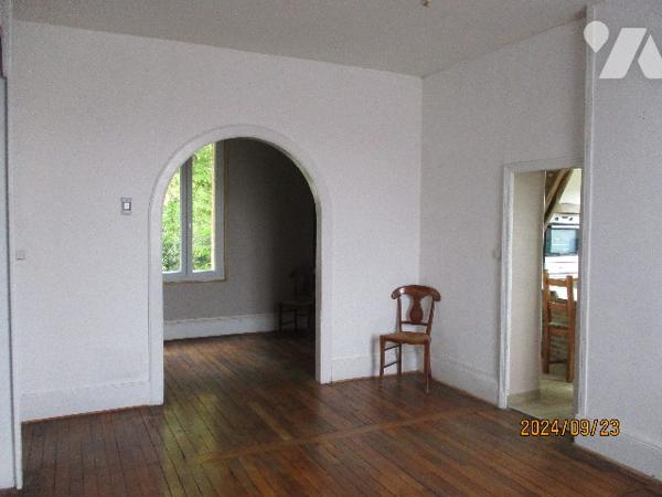 VOUZIERS, une maison d'habitation de caractère sur un terrain de 3 671 m².