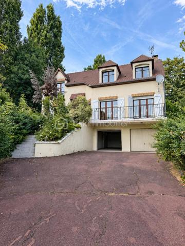 À Saint-Leu-la-Forêt (Val-d'Oise, 95), au calme et idéalement située, cette grande maison très lumineuse de 167 m² développe sept pièces dont quatre chambres. Très grand salon, grande cuisine, deux salles de bain, sous-sol total pouvant faire office de garage, terrasse et terrain arboré sans vis-à-vis composent un ensemble familial spacieux, accessible par une allée carrossable depuis le portail.

ACCÈS

Depuis le portail, une grande allée carrossable mène jusqu'à la maison. Cette configuration place l'habitation en retrait de la rue, ce qui renforce le calme et l'intimité du lieu, tout en facilitant l'accès en voiture jusqu'à la maison et le stationnement sur la propriété.

REZ-DE-CHAUSSÉE

Le très grand salon constitue le cœur de la maison. Il bénéficie d'une belle luminosité et offre un volume adapté aussi bien à la vie de famille qu'à la réception. La grande cuisine complète cet espace de vie, avec la surface nécessaire pour cuisiner confortablement et partager les repas du quotidien. Ce niveau accueille également une chambre, permettant une organisation de plain-pied pour des parents, des invités ou un usage sur le long terme, ainsi qu'une salle de bain et un WC séparé.

À L'ÉTAGE

L'étage dessert trois chambres, une salle de bain et un WC séparé. L'espace nuit est ainsi clairement séparé des pièces de vie, avec des sanitaires complets à chaque niveau, une organisation particulièrement pratique pour une famille avec enfants.

SOUS-SOL TOTAL

Le sous-sol total s'étend sur l'ensemble de l'emprise de la maison et peut faire office de garage. Il apporte un volume important en complément des 167 m² habitables, utilisable également en rangement, atelier ou buanderie selon les besoins du foyer.

EXTÉRIEUR

La maison bénéficie d'un beau terrain sans vis-à-vis, garantissant une vraie intimité dans l'usage quotidien de l'extérieur. Devant la maison, une grande parcelle arborée apporte un cadre verdoyant et participe à la tranquillité des lieux. Une terrasse prolonge l'habitation et permet de profiter des beaux jours, pour les repas comme pour la détente.

ENVIRONNEMENT ET ACCÈS

Saint-Leu-la-Forêt, commune du Val-d'Oise située en lisière de la forêt de Montmorency, offre un cadre résidentiel et verdoyant tout en restant reliée à Paris. La commune dispose de commerces, d'établissements scolaires et d'une gare sur la ligne H du Transilien. La maison bénéficie d'un emplacement calme au sein de la commune, un équilibre recherché entre tranquillité et accès aux services.

POINTS À NOTER

Ce bien s'adresse aux familles recherchant une grande maison lumineuse de 167 m², avec quatre chambres dont une de plain-pied, deux salles de bain, un sous-sol total et un extérieur arboré sans vis-à-vis, dans un secteur calme et recherché du Val-d'Oise.

Une grande maison lumineuse de 167 m², avec quatre chambres, sous-sol total et terrain arboré, au calme à Saint-Leu-la-Forêt.