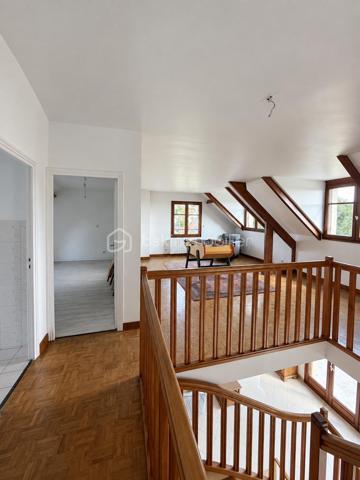 À Saint-Leu-la-Forêt (Val-d'Oise, 95), au calme et idéalement située, cette grande maison très lumineuse de 167 m² développe sept pièces dont quatre chambres. Très grand salon, grande cuisine, deux salles de bain, sous-sol total pouvant faire office de garage, terrasse et terrain arboré sans vis-à-vis composent un ensemble familial spacieux, accessible par une allée carrossable depuis le portail.

ACCÈS

Depuis le portail, une grande allée carrossable mène jusqu'à la maison. Cette configuration place l'habitation en retrait de la rue, ce qui renforce le calme et l'intimité du lieu, tout en facilitant l'accès en voiture jusqu'à la maison et le stationnement sur la propriété.

REZ-DE-CHAUSSÉE

Le très grand salon constitue le cœur de la maison. Il bénéficie d'une belle luminosité et offre un volume adapté aussi bien à la vie de famille qu'à la réception. La grande cuisine complète cet espace de vie, avec la surface nécessaire pour cuisiner confortablement et partager les repas du quotidien. Ce niveau accueille également une chambre, permettant une organisation de plain-pied pour des parents, des invités ou un usage sur le long terme, ainsi qu'une salle de bain et un WC séparé.

À L'ÉTAGE

L'étage dessert trois chambres, une salle de bain et un WC séparé. L'espace nuit est ainsi clairement séparé des pièces de vie, avec des sanitaires complets à chaque niveau, une organisation particulièrement pratique pour une famille avec enfants.

SOUS-SOL TOTAL

Le sous-sol total s'étend sur l'ensemble de l'emprise de la maison et peut faire office de garage. Il apporte un volume important en complément des 167 m² habitables, utilisable également en rangement, atelier ou buanderie selon les besoins du foyer.

EXTÉRIEUR

La maison bénéficie d'un beau terrain sans vis-à-vis, garantissant une vraie intimité dans l'usage quotidien de l'extérieur. Devant la maison, une grande parcelle arborée apporte un cadre verdoyant et participe à la tranquillité des lieux. Une terrasse prolonge l'habitation et permet de profiter des beaux jours, pour les repas comme pour la détente.

ENVIRONNEMENT ET ACCÈS

Saint-Leu-la-Forêt, commune du Val-d'Oise située en lisière de la forêt de Montmorency, offre un cadre résidentiel et verdoyant tout en restant reliée à Paris. La commune dispose de commerces, d'établissements scolaires et d'une gare sur la ligne H du Transilien. La maison bénéficie d'un emplacement calme au sein de la commune, un équilibre recherché entre tranquillité et accès aux services.

POINTS À NOTER

Ce bien s'adresse aux familles recherchant une grande maison lumineuse de 167 m², avec quatre chambres dont une de plain-pied, deux salles de bain, un sous-sol total et un extérieur arboré sans vis-à-vis, dans un secteur calme et recherché du Val-d'Oise.

Une grande maison lumineuse de 167 m², avec quatre chambres, sous-sol total et terrain arboré, au calme à Saint-Leu-la-Forêt.