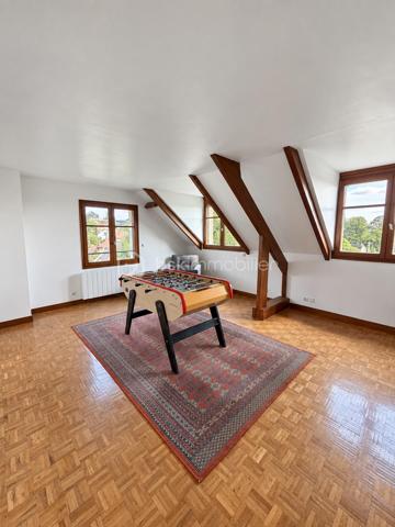 À Saint-Leu-la-Forêt (Val-d'Oise, 95), au calme et idéalement située, cette grande maison très lumineuse de 167 m² développe sept pièces dont quatre chambres. Très grand salon, grande cuisine, deux salles de bain, sous-sol total pouvant faire office de garage, terrasse et terrain arboré sans vis-à-vis composent un ensemble familial spacieux, accessible par une allée carrossable depuis le portail.

ACCÈS

Depuis le portail, une grande allée carrossable mène jusqu'à la maison. Cette configuration place l'habitation en retrait de la rue, ce qui renforce le calme et l'intimité du lieu, tout en facilitant l'accès en voiture jusqu'à la maison et le stationnement sur la propriété.

REZ-DE-CHAUSSÉE

Le très grand salon constitue le cœur de la maison. Il bénéficie d'une belle luminosité et offre un volume adapté aussi bien à la vie de famille qu'à la réception. La grande cuisine complète cet espace de vie, avec la surface nécessaire pour cuisiner confortablement et partager les repas du quotidien. Ce niveau accueille également une chambre, permettant une organisation de plain-pied pour des parents, des invités ou un usage sur le long terme, ainsi qu'une salle de bain et un WC séparé.

À L'ÉTAGE

L'étage dessert trois chambres, une salle de bain et un WC séparé. L'espace nuit est ainsi clairement séparé des pièces de vie, avec des sanitaires complets à chaque niveau, une organisation particulièrement pratique pour une famille avec enfants.

SOUS-SOL TOTAL

Le sous-sol total s'étend sur l'ensemble de l'emprise de la maison et peut faire office de garage. Il apporte un volume important en complément des 167 m² habitables, utilisable également en rangement, atelier ou buanderie selon les besoins du foyer.

EXTÉRIEUR

La maison bénéficie d'un beau terrain sans vis-à-vis, garantissant une vraie intimité dans l'usage quotidien de l'extérieur. Devant la maison, une grande parcelle arborée apporte un cadre verdoyant et participe à la tranquillité des lieux. Une terrasse prolonge l'habitation et permet de profiter des beaux jours, pour les repas comme pour la détente.

ENVIRONNEMENT ET ACCÈS

Saint-Leu-la-Forêt, commune du Val-d'Oise située en lisière de la forêt de Montmorency, offre un cadre résidentiel et verdoyant tout en restant reliée à Paris. La commune dispose de commerces, d'établissements scolaires et d'une gare sur la ligne H du Transilien. La maison bénéficie d'un emplacement calme au sein de la commune, un équilibre recherché entre tranquillité et accès aux services.

POINTS À NOTER

Ce bien s'adresse aux familles recherchant une grande maison lumineuse de 167 m², avec quatre chambres dont une de plain-pied, deux salles de bain, un sous-sol total et un extérieur arboré sans vis-à-vis, dans un secteur calme et recherché du Val-d'Oise.

Une grande maison lumineuse de 167 m², avec quatre chambres, sous-sol total et terrain arboré, au calme à Saint-Leu-la-Forêt.