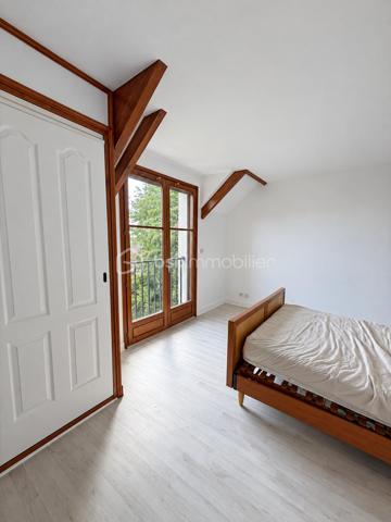 À Saint-Leu-la-Forêt (Val-d'Oise, 95), au calme et idéalement située, cette grande maison très lumineuse de 167 m² développe sept pièces dont quatre chambres. Très grand salon, grande cuisine, deux salles de bain, sous-sol total pouvant faire office de garage, terrasse et terrain arboré sans vis-à-vis composent un ensemble familial spacieux, accessible par une allée carrossable depuis le portail.

ACCÈS

Depuis le portail, une grande allée carrossable mène jusqu'à la maison. Cette configuration place l'habitation en retrait de la rue, ce qui renforce le calme et l'intimité du lieu, tout en facilitant l'accès en voiture jusqu'à la maison et le stationnement sur la propriété.

REZ-DE-CHAUSSÉE

Le très grand salon constitue le cœur de la maison. Il bénéficie d'une belle luminosité et offre un volume adapté aussi bien à la vie de famille qu'à la réception. La grande cuisine complète cet espace de vie, avec la surface nécessaire pour cuisiner confortablement et partager les repas du quotidien. Ce niveau accueille également une chambre, permettant une organisation de plain-pied pour des parents, des invités ou un usage sur le long terme, ainsi qu'une salle de bain et un WC séparé.

À L'ÉTAGE

L'étage dessert trois chambres, une salle de bain et un WC séparé. L'espace nuit est ainsi clairement séparé des pièces de vie, avec des sanitaires complets à chaque niveau, une organisation particulièrement pratique pour une famille avec enfants.

SOUS-SOL TOTAL

Le sous-sol total s'étend sur l'ensemble de l'emprise de la maison et peut faire office de garage. Il apporte un volume important en complément des 167 m² habitables, utilisable également en rangement, atelier ou buanderie selon les besoins du foyer.

EXTÉRIEUR

La maison bénéficie d'un beau terrain sans vis-à-vis, garantissant une vraie intimité dans l'usage quotidien de l'extérieur. Devant la maison, une grande parcelle arborée apporte un cadre verdoyant et participe à la tranquillité des lieux. Une terrasse prolonge l'habitation et permet de profiter des beaux jours, pour les repas comme pour la détente.

ENVIRONNEMENT ET ACCÈS

Saint-Leu-la-Forêt, commune du Val-d'Oise située en lisière de la forêt de Montmorency, offre un cadre résidentiel et verdoyant tout en restant reliée à Paris. La commune dispose de commerces, d'établissements scolaires et d'une gare sur la ligne H du Transilien. La maison bénéficie d'un emplacement calme au sein de la commune, un équilibre recherché entre tranquillité et accès aux services.

POINTS À NOTER

Ce bien s'adresse aux familles recherchant une grande maison lumineuse de 167 m², avec quatre chambres dont une de plain-pied, deux salles de bain, un sous-sol total et un extérieur arboré sans vis-à-vis, dans un secteur calme et recherché du Val-d'Oise.

Une grande maison lumineuse de 167 m², avec quatre chambres, sous-sol total et terrain arboré, au calme à Saint-Leu-la-Forêt.
