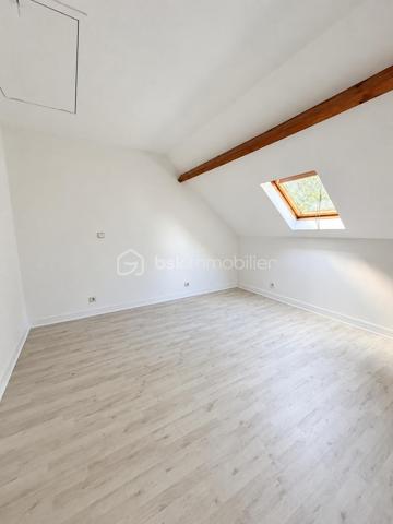 À Saint-Leu-la-Forêt (Val-d'Oise, 95), au calme et idéalement située, cette grande maison très lumineuse de 167 m² développe sept pièces dont quatre chambres. Très grand salon, grande cuisine, deux salles de bain, sous-sol total pouvant faire office de garage, terrasse et terrain arboré sans vis-à-vis composent un ensemble familial spacieux, accessible par une allée carrossable depuis le portail.

ACCÈS

Depuis le portail, une grande allée carrossable mène jusqu'à la maison. Cette configuration place l'habitation en retrait de la rue, ce qui renforce le calme et l'intimité du lieu, tout en facilitant l'accès en voiture jusqu'à la maison et le stationnement sur la propriété.

REZ-DE-CHAUSSÉE

Le très grand salon constitue le cœur de la maison. Il bénéficie d'une belle luminosité et offre un volume adapté aussi bien à la vie de famille qu'à la réception. La grande cuisine complète cet espace de vie, avec la surface nécessaire pour cuisiner confortablement et partager les repas du quotidien. Ce niveau accueille également une chambre, permettant une organisation de plain-pied pour des parents, des invités ou un usage sur le long terme, ainsi qu'une salle de bain et un WC séparé.

À L'ÉTAGE

L'étage dessert trois chambres, une salle de bain et un WC séparé. L'espace nuit est ainsi clairement séparé des pièces de vie, avec des sanitaires complets à chaque niveau, une organisation particulièrement pratique pour une famille avec enfants.

SOUS-SOL TOTAL

Le sous-sol total s'étend sur l'ensemble de l'emprise de la maison et peut faire office de garage. Il apporte un volume important en complément des 167 m² habitables, utilisable également en rangement, atelier ou buanderie selon les besoins du foyer.

EXTÉRIEUR

La maison bénéficie d'un beau terrain sans vis-à-vis, garantissant une vraie intimité dans l'usage quotidien de l'extérieur. Devant la maison, une grande parcelle arborée apporte un cadre verdoyant et participe à la tranquillité des lieux. Une terrasse prolonge l'habitation et permet de profiter des beaux jours, pour les repas comme pour la détente.

ENVIRONNEMENT ET ACCÈS

Saint-Leu-la-Forêt, commune du Val-d'Oise située en lisière de la forêt de Montmorency, offre un cadre résidentiel et verdoyant tout en restant reliée à Paris. La commune dispose de commerces, d'établissements scolaires et d'une gare sur la ligne H du Transilien. La maison bénéficie d'un emplacement calme au sein de la commune, un équilibre recherché entre tranquillité et accès aux services.

POINTS À NOTER

Ce bien s'adresse aux familles recherchant une grande maison lumineuse de 167 m², avec quatre chambres dont une de plain-pied, deux salles de bain, un sous-sol total et un extérieur arboré sans vis-à-vis, dans un secteur calme et recherché du Val-d'Oise.

Une grande maison lumineuse de 167 m², avec quatre chambres, sous-sol total et terrain arboré, au calme à Saint-Leu-la-Forêt.