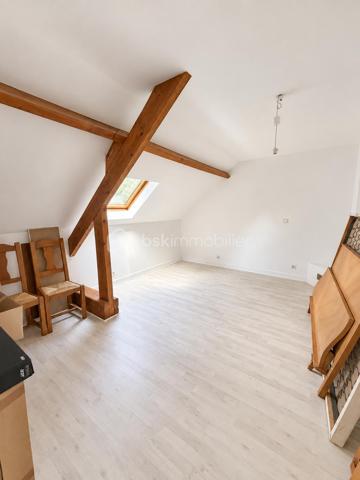 À Saint-Leu-la-Forêt (Val-d'Oise, 95), au calme et idéalement située, cette grande maison très lumineuse de 167 m² développe sept pièces dont quatre chambres. Très grand salon, grande cuisine, deux salles de bain, sous-sol total pouvant faire office de garage, terrasse et terrain arboré sans vis-à-vis composent un ensemble familial spacieux, accessible par une allée carrossable depuis le portail.

ACCÈS

Depuis le portail, une grande allée carrossable mène jusqu'à la maison. Cette configuration place l'habitation en retrait de la rue, ce qui renforce le calme et l'intimité du lieu, tout en facilitant l'accès en voiture jusqu'à la maison et le stationnement sur la propriété.

REZ-DE-CHAUSSÉE

Le très grand salon constitue le cœur de la maison. Il bénéficie d'une belle luminosité et offre un volume adapté aussi bien à la vie de famille qu'à la réception. La grande cuisine complète cet espace de vie, avec la surface nécessaire pour cuisiner confortablement et partager les repas du quotidien. Ce niveau accueille également une chambre, permettant une organisation de plain-pied pour des parents, des invités ou un usage sur le long terme, ainsi qu'une salle de bain et un WC séparé.

À L'ÉTAGE

L'étage dessert trois chambres, une salle de bain et un WC séparé. L'espace nuit est ainsi clairement séparé des pièces de vie, avec des sanitaires complets à chaque niveau, une organisation particulièrement pratique pour une famille avec enfants.

SOUS-SOL TOTAL

Le sous-sol total s'étend sur l'ensemble de l'emprise de la maison et peut faire office de garage. Il apporte un volume important en complément des 167 m² habitables, utilisable également en rangement, atelier ou buanderie selon les besoins du foyer.

EXTÉRIEUR

La maison bénéficie d'un beau terrain sans vis-à-vis, garantissant une vraie intimité dans l'usage quotidien de l'extérieur. Devant la maison, une grande parcelle arborée apporte un cadre verdoyant et participe à la tranquillité des lieux. Une terrasse prolonge l'habitation et permet de profiter des beaux jours, pour les repas comme pour la détente.

ENVIRONNEMENT ET ACCÈS

Saint-Leu-la-Forêt, commune du Val-d'Oise située en lisière de la forêt de Montmorency, offre un cadre résidentiel et verdoyant tout en restant reliée à Paris. La commune dispose de commerces, d'établissements scolaires et d'une gare sur la ligne H du Transilien. La maison bénéficie d'un emplacement calme au sein de la commune, un équilibre recherché entre tranquillité et accès aux services.

POINTS À NOTER

Ce bien s'adresse aux familles recherchant une grande maison lumineuse de 167 m², avec quatre chambres dont une de plain-pied, deux salles de bain, un sous-sol total et un extérieur arboré sans vis-à-vis, dans un secteur calme et recherché du Val-d'Oise.

Une grande maison lumineuse de 167 m², avec quatre chambres, sous-sol total et terrain arboré, au calme à Saint-Leu-la-Forêt.