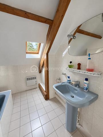 À Saint-Leu-la-Forêt (Val-d'Oise, 95), au calme et idéalement située, cette grande maison très lumineuse de 167 m² développe sept pièces dont quatre chambres. Très grand salon, grande cuisine, deux salles de bain, sous-sol total pouvant faire office de garage, terrasse et terrain arboré sans vis-à-vis composent un ensemble familial spacieux, accessible par une allée carrossable depuis le portail.

ACCÈS

Depuis le portail, une grande allée carrossable mène jusqu'à la maison. Cette configuration place l'habitation en retrait de la rue, ce qui renforce le calme et l'intimité du lieu, tout en facilitant l'accès en voiture jusqu'à la maison et le stationnement sur la propriété.

REZ-DE-CHAUSSÉE

Le très grand salon constitue le cœur de la maison. Il bénéficie d'une belle luminosité et offre un volume adapté aussi bien à la vie de famille qu'à la réception. La grande cuisine complète cet espace de vie, avec la surface nécessaire pour cuisiner confortablement et partager les repas du quotidien. Ce niveau accueille également une chambre, permettant une organisation de plain-pied pour des parents, des invités ou un usage sur le long terme, ainsi qu'une salle de bain et un WC séparé.

À L'ÉTAGE

L'étage dessert trois chambres, une salle de bain et un WC séparé. L'espace nuit est ainsi clairement séparé des pièces de vie, avec des sanitaires complets à chaque niveau, une organisation particulièrement pratique pour une famille avec enfants.

SOUS-SOL TOTAL

Le sous-sol total s'étend sur l'ensemble de l'emprise de la maison et peut faire office de garage. Il apporte un volume important en complément des 167 m² habitables, utilisable également en rangement, atelier ou buanderie selon les besoins du foyer.

EXTÉRIEUR

La maison bénéficie d'un beau terrain sans vis-à-vis, garantissant une vraie intimité dans l'usage quotidien de l'extérieur. Devant la maison, une grande parcelle arborée apporte un cadre verdoyant et participe à la tranquillité des lieux. Une terrasse prolonge l'habitation et permet de profiter des beaux jours, pour les repas comme pour la détente.

ENVIRONNEMENT ET ACCÈS

Saint-Leu-la-Forêt, commune du Val-d'Oise située en lisière de la forêt de Montmorency, offre un cadre résidentiel et verdoyant tout en restant reliée à Paris. La commune dispose de commerces, d'établissements scolaires et d'une gare sur la ligne H du Transilien. La maison bénéficie d'un emplacement calme au sein de la commune, un équilibre recherché entre tranquillité et accès aux services.

POINTS À NOTER

Ce bien s'adresse aux familles recherchant une grande maison lumineuse de 167 m², avec quatre chambres dont une de plain-pied, deux salles de bain, un sous-sol total et un extérieur arboré sans vis-à-vis, dans un secteur calme et recherché du Val-d'Oise.

Une grande maison lumineuse de 167 m², avec quatre chambres, sous-sol total et terrain arboré, au calme à Saint-Leu-la-Forêt.