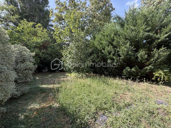 À Saint-Leu-la-Forêt (Val-d'Oise, 95), au calme et idéalement située, cette grande maison très lumineuse de 167 m² développe sept pièces dont quatre chambres. Très grand salon, grande cuisine, deux salles de bain, sous-sol total pouvant faire office de garage, terrasse et terrain arboré sans vis-à-vis composent un ensemble familial spacieux, accessible par une allée carrossable depuis le portail.

ACCÈS

Depuis le portail, une grande allée carrossable mène jusqu'à la maison. Cette configuration place l'habitation en retrait de la rue, ce qui renforce le calme et l'intimité du lieu, tout en facilitant l'accès en voiture jusqu'à la maison et le stationnement sur la propriété.

REZ-DE-CHAUSSÉE

Le très grand salon constitue le cœur de la maison. Il bénéficie d'une belle luminosité et offre un volume adapté aussi bien à la vie de famille qu'à la réception. La grande cuisine complète cet espace de vie, avec la surface nécessaire pour cuisiner confortablement et partager les repas du quotidien. Ce niveau accueille également une chambre, permettant une organisation de plain-pied pour des parents, des invités ou un usage sur le long terme, ainsi qu'une salle de bain et un WC séparé.

À L'ÉTAGE

L'étage dessert trois chambres, une salle de bain et un WC séparé. L'espace nuit est ainsi clairement séparé des pièces de vie, avec des sanitaires complets à chaque niveau, une organisation particulièrement pratique pour une famille avec enfants.

SOUS-SOL TOTAL

Le sous-sol total s'étend sur l'ensemble de l'emprise de la maison et peut faire office de garage. Il apporte un volume important en complément des 167 m² habitables, utilisable également en rangement, atelier ou buanderie selon les besoins du foyer.

EXTÉRIEUR

La maison bénéficie d'un beau terrain sans vis-à-vis, garantissant une vraie intimité dans l'usage quotidien de l'extérieur. Devant la maison, une grande parcelle arborée apporte un cadre verdoyant et participe à la tranquillité des lieux. Une terrasse prolonge l'habitation et permet de profiter des beaux jours, pour les repas comme pour la détente.

ENVIRONNEMENT ET ACCÈS

Saint-Leu-la-Forêt, commune du Val-d'Oise située en lisière de la forêt de Montmorency, offre un cadre résidentiel et verdoyant tout en restant reliée à Paris. La commune dispose de commerces, d'établissements scolaires et d'une gare sur la ligne H du Transilien. La maison bénéficie d'un emplacement calme au sein de la commune, un équilibre recherché entre tranquillité et accès aux services.

POINTS À NOTER

Ce bien s'adresse aux familles recherchant une grande maison lumineuse de 167 m², avec quatre chambres dont une de plain-pied, deux salles de bain, un sous-sol total et un extérieur arboré sans vis-à-vis, dans un secteur calme et recherché du Val-d'Oise.

Une grande maison lumineuse de 167 m², avec quatre chambres, sous-sol total et terrain arboré, au calme à Saint-Leu-la-Forêt.