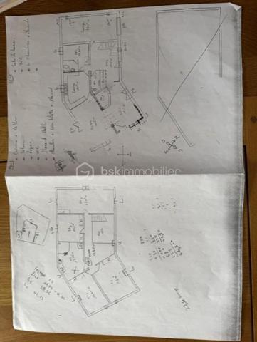À Saint-Leu-la-Forêt (Val-d'Oise, 95), au calme et idéalement située, cette grande maison très lumineuse de 167 m² développe sept pièces dont quatre chambres. Très grand salon, grande cuisine, deux salles de bain, sous-sol total pouvant faire office de garage, terrasse et terrain arboré sans vis-à-vis composent un ensemble familial spacieux, accessible par une allée carrossable depuis le portail.

ACCÈS

Depuis le portail, une grande allée carrossable mène jusqu'à la maison. Cette configuration place l'habitation en retrait de la rue, ce qui renforce le calme et l'intimité du lieu, tout en facilitant l'accès en voiture jusqu'à la maison et le stationnement sur la propriété.

REZ-DE-CHAUSSÉE

Le très grand salon constitue le cœur de la maison. Il bénéficie d'une belle luminosité et offre un volume adapté aussi bien à la vie de famille qu'à la réception. La grande cuisine complète cet espace de vie, avec la surface nécessaire pour cuisiner confortablement et partager les repas du quotidien. Ce niveau accueille également une chambre, permettant une organisation de plain-pied pour des parents, des invités ou un usage sur le long terme, ainsi qu'une salle de bain et un WC séparé.

À L'ÉTAGE

L'étage dessert trois chambres, une salle de bain et un WC séparé. L'espace nuit est ainsi clairement séparé des pièces de vie, avec des sanitaires complets à chaque niveau, une organisation particulièrement pratique pour une famille avec enfants.

SOUS-SOL TOTAL

Le sous-sol total s'étend sur l'ensemble de l'emprise de la maison et peut faire office de garage. Il apporte un volume important en complément des 167 m² habitables, utilisable également en rangement, atelier ou buanderie selon les besoins du foyer.

EXTÉRIEUR

La maison bénéficie d'un beau terrain sans vis-à-vis, garantissant une vraie intimité dans l'usage quotidien de l'extérieur. Devant la maison, une grande parcelle arborée apporte un cadre verdoyant et participe à la tranquillité des lieux. Une terrasse prolonge l'habitation et permet de profiter des beaux jours, pour les repas comme pour la détente.

ENVIRONNEMENT ET ACCÈS

Saint-Leu-la-Forêt, commune du Val-d'Oise située en lisière de la forêt de Montmorency, offre un cadre résidentiel et verdoyant tout en restant reliée à Paris. La commune dispose de commerces, d'établissements scolaires et d'une gare sur la ligne H du Transilien. La maison bénéficie d'un emplacement calme au sein de la commune, un équilibre recherché entre tranquillité et accès aux services.

POINTS À NOTER

Ce bien s'adresse aux familles recherchant une grande maison lumineuse de 167 m², avec quatre chambres dont une de plain-pied, deux salles de bain, un sous-sol total et un extérieur arboré sans vis-à-vis, dans un secteur calme et recherché du Val-d'Oise.

Une grande maison lumineuse de 167 m², avec quatre chambres, sous-sol total et terrain arboré, au calme à Saint-Leu-la-Forêt.