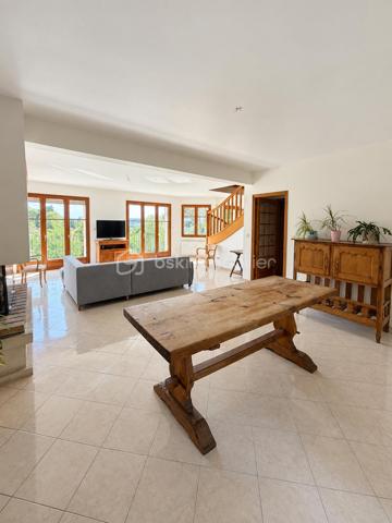 À Saint-Leu-la-Forêt (Val-d'Oise, 95), au calme et idéalement située, cette grande maison très lumineuse de 167 m² développe sept pièces dont quatre chambres. Très grand salon, grande cuisine, deux salles de bain, sous-sol total pouvant faire office de garage, terrasse et terrain arboré sans vis-à-vis composent un ensemble familial spacieux, accessible par une allée carrossable depuis le portail.

ACCÈS

Depuis le portail, une grande allée carrossable mène jusqu'à la maison. Cette configuration place l'habitation en retrait de la rue, ce qui renforce le calme et l'intimité du lieu, tout en facilitant l'accès en voiture jusqu'à la maison et le stationnement sur la propriété.

REZ-DE-CHAUSSÉE

Le très grand salon constitue le cœur de la maison. Il bénéficie d'une belle luminosité et offre un volume adapté aussi bien à la vie de famille qu'à la réception. La grande cuisine complète cet espace de vie, avec la surface nécessaire pour cuisiner confortablement et partager les repas du quotidien. Ce niveau accueille également une chambre, permettant une organisation de plain-pied pour des parents, des invités ou un usage sur le long terme, ainsi qu'une salle de bain et un WC séparé.

À L'ÉTAGE

L'étage dessert trois chambres, une salle de bain et un WC séparé. L'espace nuit est ainsi clairement séparé des pièces de vie, avec des sanitaires complets à chaque niveau, une organisation particulièrement pratique pour une famille avec enfants.

SOUS-SOL TOTAL

Le sous-sol total s'étend sur l'ensemble de l'emprise de la maison et peut faire office de garage. Il apporte un volume important en complément des 167 m² habitables, utilisable également en rangement, atelier ou buanderie selon les besoins du foyer.

EXTÉRIEUR

La maison bénéficie d'un beau terrain sans vis-à-vis, garantissant une vraie intimité dans l'usage quotidien de l'extérieur. Devant la maison, une grande parcelle arborée apporte un cadre verdoyant et participe à la tranquillité des lieux. Une terrasse prolonge l'habitation et permet de profiter des beaux jours, pour les repas comme pour la détente.

ENVIRONNEMENT ET ACCÈS

Saint-Leu-la-Forêt, commune du Val-d'Oise située en lisière de la forêt de Montmorency, offre un cadre résidentiel et verdoyant tout en restant reliée à Paris. La commune dispose de commerces, d'établissements scolaires et d'une gare sur la ligne H du Transilien. La maison bénéficie d'un emplacement calme au sein de la commune, un équilibre recherché entre tranquillité et accès aux services.

POINTS À NOTER

Ce bien s'adresse aux familles recherchant une grande maison lumineuse de 167 m², avec quatre chambres dont une de plain-pied, deux salles de bain, un sous-sol total et un extérieur arboré sans vis-à-vis, dans un secteur calme et recherché du Val-d'Oise.

Une grande maison lumineuse de 167 m², avec quatre chambres, sous-sol total et terrain arboré, au calme à Saint-Leu-la-Forêt.