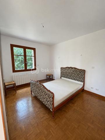 À Saint-Leu-la-Forêt (Val-d'Oise, 95), au calme et idéalement située, cette grande maison très lumineuse de 167 m² développe sept pièces dont quatre chambres. Très grand salon, grande cuisine, deux salles de bain, sous-sol total pouvant faire office de garage, terrasse et terrain arboré sans vis-à-vis composent un ensemble familial spacieux, accessible par une allée carrossable depuis le portail.

ACCÈS

Depuis le portail, une grande allée carrossable mène jusqu'à la maison. Cette configuration place l'habitation en retrait de la rue, ce qui renforce le calme et l'intimité du lieu, tout en facilitant l'accès en voiture jusqu'à la maison et le stationnement sur la propriété.

REZ-DE-CHAUSSÉE

Le très grand salon constitue le cœur de la maison. Il bénéficie d'une belle luminosité et offre un volume adapté aussi bien à la vie de famille qu'à la réception. La grande cuisine complète cet espace de vie, avec la surface nécessaire pour cuisiner confortablement et partager les repas du quotidien. Ce niveau accueille également une chambre, permettant une organisation de plain-pied pour des parents, des invités ou un usage sur le long terme, ainsi qu'une salle de bain et un WC séparé.

À L'ÉTAGE

L'étage dessert trois chambres, une salle de bain et un WC séparé. L'espace nuit est ainsi clairement séparé des pièces de vie, avec des sanitaires complets à chaque niveau, une organisation particulièrement pratique pour une famille avec enfants.

SOUS-SOL TOTAL

Le sous-sol total s'étend sur l'ensemble de l'emprise de la maison et peut faire office de garage. Il apporte un volume important en complément des 167 m² habitables, utilisable également en rangement, atelier ou buanderie selon les besoins du foyer.

EXTÉRIEUR

La maison bénéficie d'un beau terrain sans vis-à-vis, garantissant une vraie intimité dans l'usage quotidien de l'extérieur. Devant la maison, une grande parcelle arborée apporte un cadre verdoyant et participe à la tranquillité des lieux. Une terrasse prolonge l'habitation et permet de profiter des beaux jours, pour les repas comme pour la détente.

ENVIRONNEMENT ET ACCÈS

Saint-Leu-la-Forêt, commune du Val-d'Oise située en lisière de la forêt de Montmorency, offre un cadre résidentiel et verdoyant tout en restant reliée à Paris. La commune dispose de commerces, d'établissements scolaires et d'une gare sur la ligne H du Transilien. La maison bénéficie d'un emplacement calme au sein de la commune, un équilibre recherché entre tranquillité et accès aux services.

POINTS À NOTER

Ce bien s'adresse aux familles recherchant une grande maison lumineuse de 167 m², avec quatre chambres dont une de plain-pied, deux salles de bain, un sous-sol total et un extérieur arboré sans vis-à-vis, dans un secteur calme et recherché du Val-d'Oise.

Une grande maison lumineuse de 167 m², avec quatre chambres, sous-sol total et terrain arboré, au calme à Saint-Leu-la-Forêt.