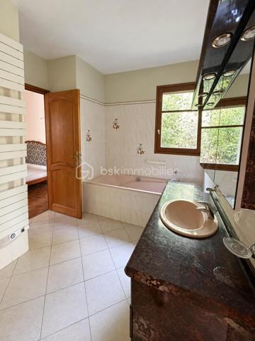 À Saint-Leu-la-Forêt (Val-d'Oise, 95), au calme et idéalement située, cette grande maison très lumineuse de 167 m² développe sept pièces dont quatre chambres. Très grand salon, grande cuisine, deux salles de bain, sous-sol total pouvant faire office de garage, terrasse et terrain arboré sans vis-à-vis composent un ensemble familial spacieux, accessible par une allée carrossable depuis le portail.

ACCÈS

Depuis le portail, une grande allée carrossable mène jusqu'à la maison. Cette configuration place l'habitation en retrait de la rue, ce qui renforce le calme et l'intimité du lieu, tout en facilitant l'accès en voiture jusqu'à la maison et le stationnement sur la propriété.

REZ-DE-CHAUSSÉE

Le très grand salon constitue le cœur de la maison. Il bénéficie d'une belle luminosité et offre un volume adapté aussi bien à la vie de famille qu'à la réception. La grande cuisine complète cet espace de vie, avec la surface nécessaire pour cuisiner confortablement et partager les repas du quotidien. Ce niveau accueille également une chambre, permettant une organisation de plain-pied pour des parents, des invités ou un usage sur le long terme, ainsi qu'une salle de bain et un WC séparé.

À L'ÉTAGE

L'étage dessert trois chambres, une salle de bain et un WC séparé. L'espace nuit est ainsi clairement séparé des pièces de vie, avec des sanitaires complets à chaque niveau, une organisation particulièrement pratique pour une famille avec enfants.

SOUS-SOL TOTAL

Le sous-sol total s'étend sur l'ensemble de l'emprise de la maison et peut faire office de garage. Il apporte un volume important en complément des 167 m² habitables, utilisable également en rangement, atelier ou buanderie selon les besoins du foyer.

EXTÉRIEUR

La maison bénéficie d'un beau terrain sans vis-à-vis, garantissant une vraie intimité dans l'usage quotidien de l'extérieur. Devant la maison, une grande parcelle arborée apporte un cadre verdoyant et participe à la tranquillité des lieux. Une terrasse prolonge l'habitation et permet de profiter des beaux jours, pour les repas comme pour la détente.

ENVIRONNEMENT ET ACCÈS

Saint-Leu-la-Forêt, commune du Val-d'Oise située en lisière de la forêt de Montmorency, offre un cadre résidentiel et verdoyant tout en restant reliée à Paris. La commune dispose de commerces, d'établissements scolaires et d'une gare sur la ligne H du Transilien. La maison bénéficie d'un emplacement calme au sein de la commune, un équilibre recherché entre tranquillité et accès aux services.

POINTS À NOTER

Ce bien s'adresse aux familles recherchant une grande maison lumineuse de 167 m², avec quatre chambres dont une de plain-pied, deux salles de bain, un sous-sol total et un extérieur arboré sans vis-à-vis, dans un secteur calme et recherché du Val-d'Oise.

Une grande maison lumineuse de 167 m², avec quatre chambres, sous-sol total et terrain arboré, au calme à Saint-Leu-la-Forêt.