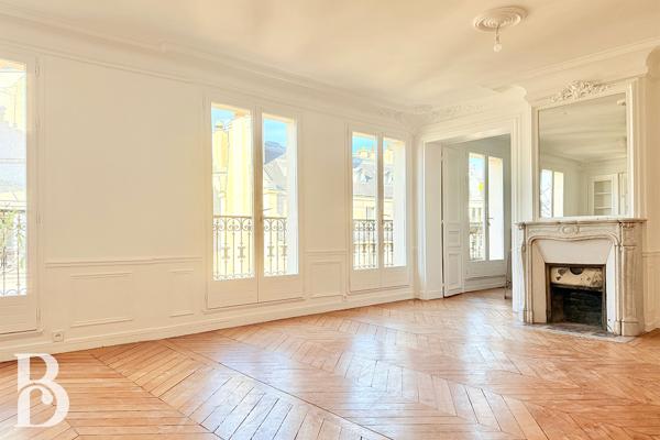 Paris (75009) DUPLEX D'EXCEPTION — DERNIERS ÉTAGES — BALCONS MARTYRS / NOTRE-DAME-DE-LORETTE — PARIS 9E