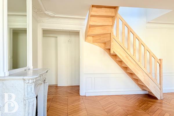 Paris (75009) DUPLEX D'EXCEPTION — DERNIERS ÉTAGES — BALCONS MARTYRS / NOTRE-DAME-DE-LORETTE — PARIS 9E