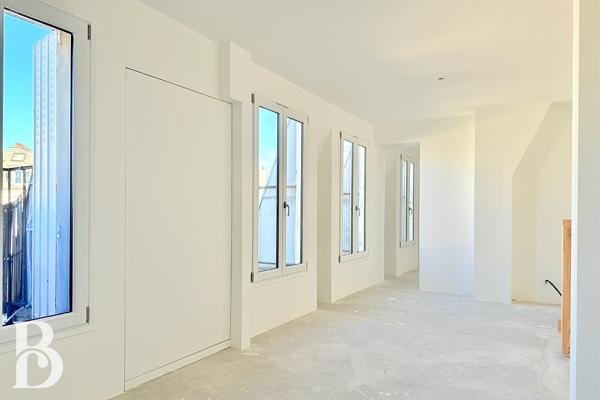 Paris (75009) DUPLEX D'EXCEPTION — DERNIERS ÉTAGES — BALCONS MARTYRS / NOTRE-DAME-DE-LORETTE — PARIS 9E