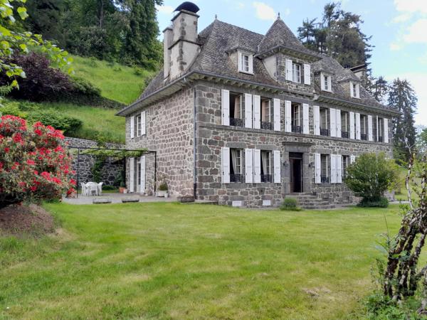 DOMAINE ET DEPENDANCES AUX "PORTES D' AURILLAC" SUR TERRAIN BOISE DE 3 Ha