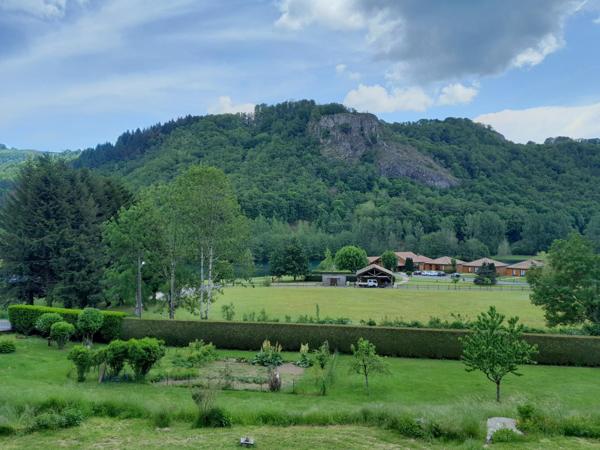 DOMAINE ET DEPENDANCES AUX "PORTES D' AURILLAC" SUR TERRAIN BOISE DE 3 Ha